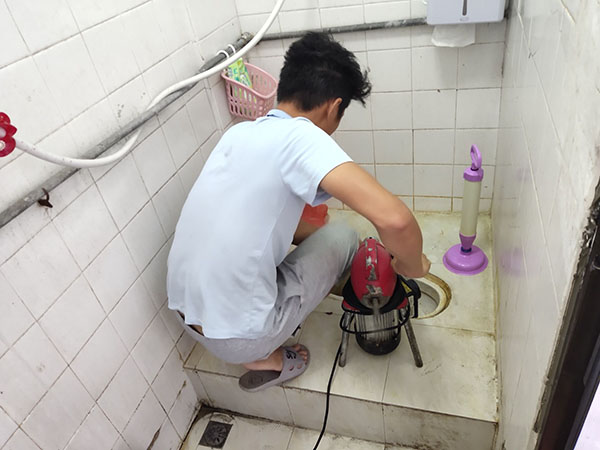 长安镇管道堵塞冒臭气 专业师傅现场解决问题