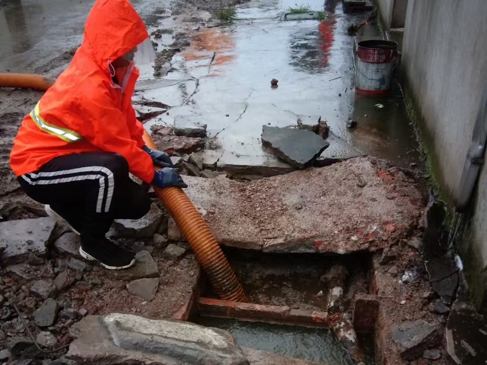 长安镇专业清理污水池 炜誉市政以规范流程守护城市 “肠道”