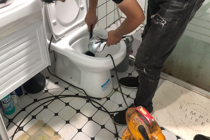 长安镇马桶堵塞自己疏通还是找师傅?专业上门服务让你省时更省心